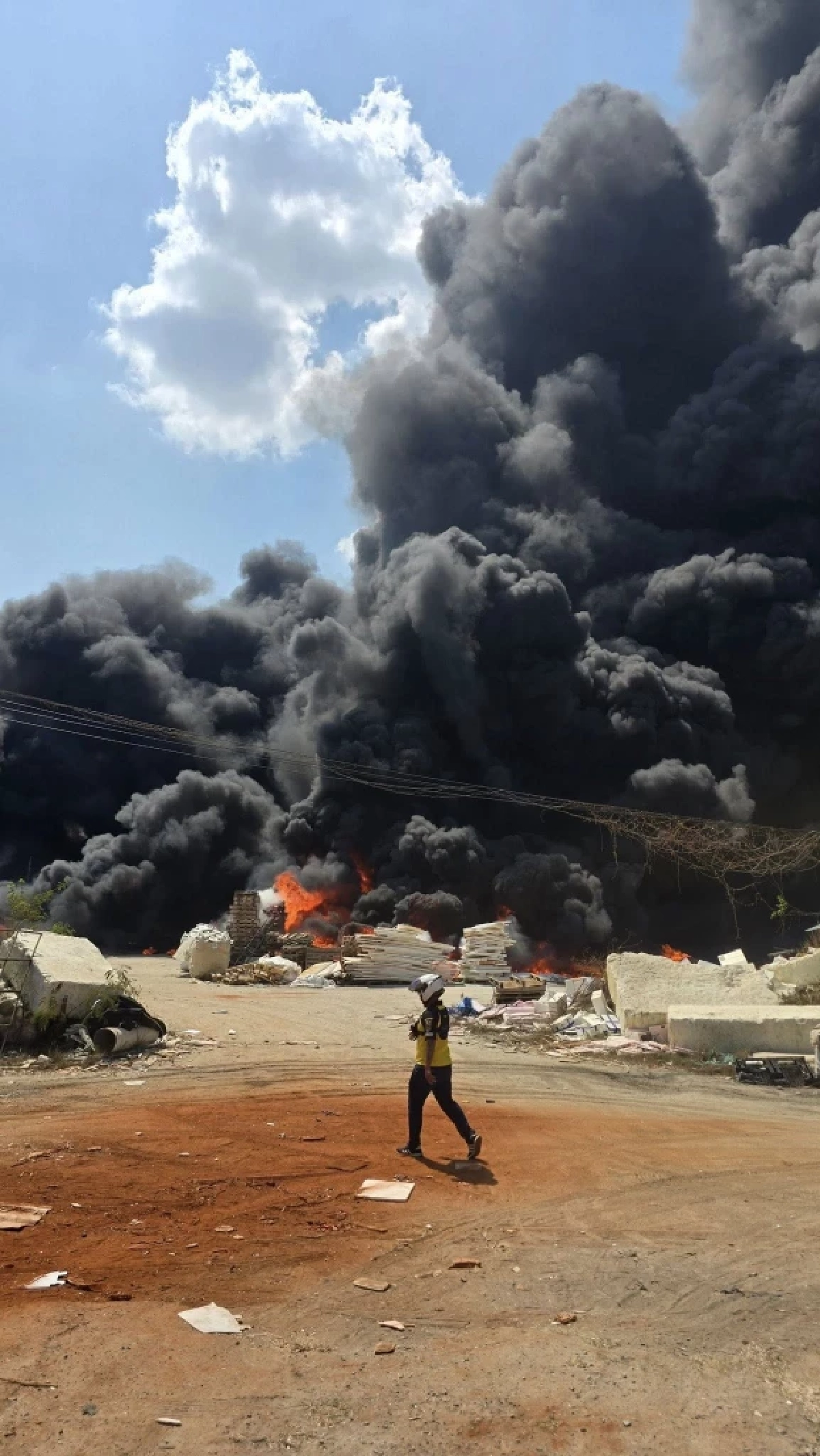 ชลบุรีระทึก! ไฟไหม้โกดังเก็บของเก่า อ.บ้านสวน ระดมรถดับเพลิง