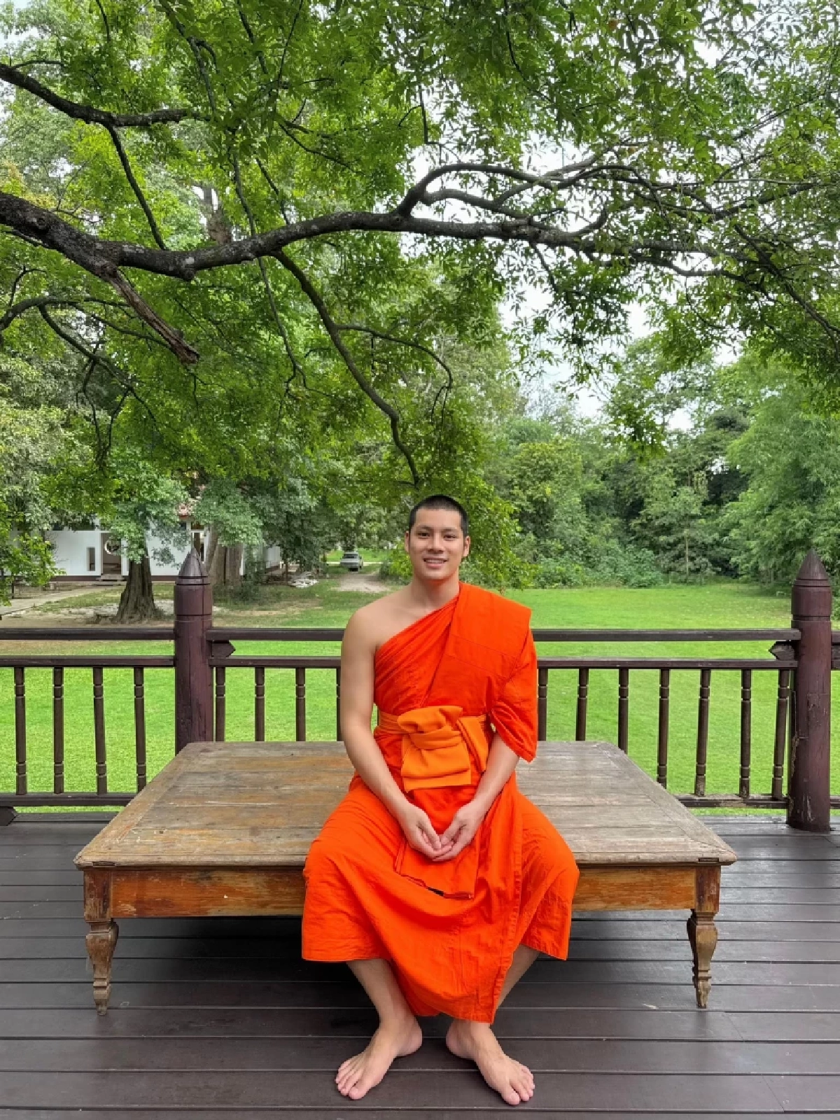 “พระศรัณย์” อุ้มลูกแมวหาบ้าน ทำโซเชียลแห่คอมเมนต์สนั่น