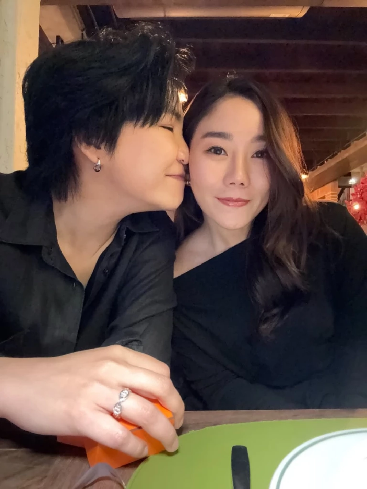 เซอร์ไพรส์ โรส ศิรินทิพย์ ถูกแฟนสาวขอหมั้น คนบันเทิงแห่ยินดีเพียบ