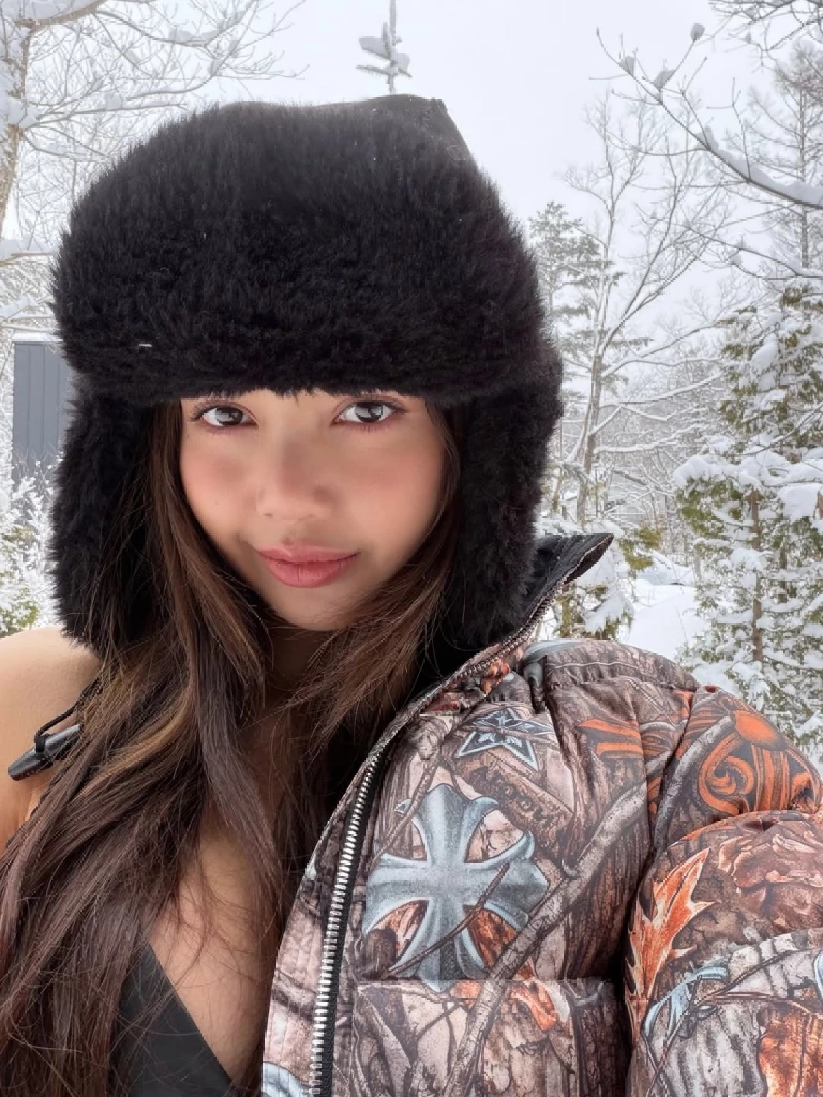 ต้านไม่ไหว! “ลิซ่า” สลัดเสื้อหนาว อวดลุคบิกินี่กลางหิมะ  