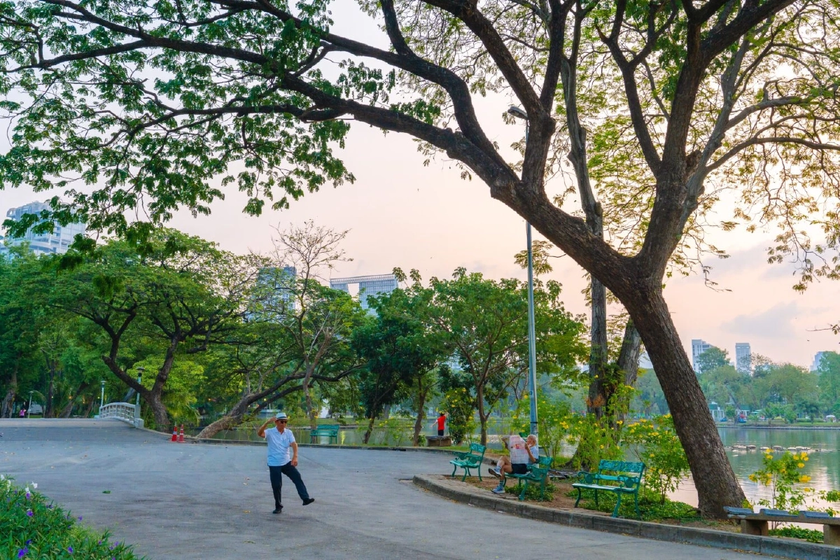 สวนลุมพินีคึกคัก เปิดตัวรูปปั้นมหึมา นักท่องเที่ยวแห่ถ่ายรูป