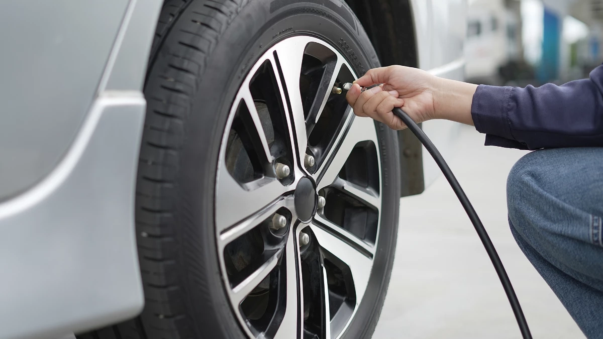 รู้ก่อนออกทริป เติมลมยาง “แข็งหรืออ่อน” แบบไหนปลอดภัย