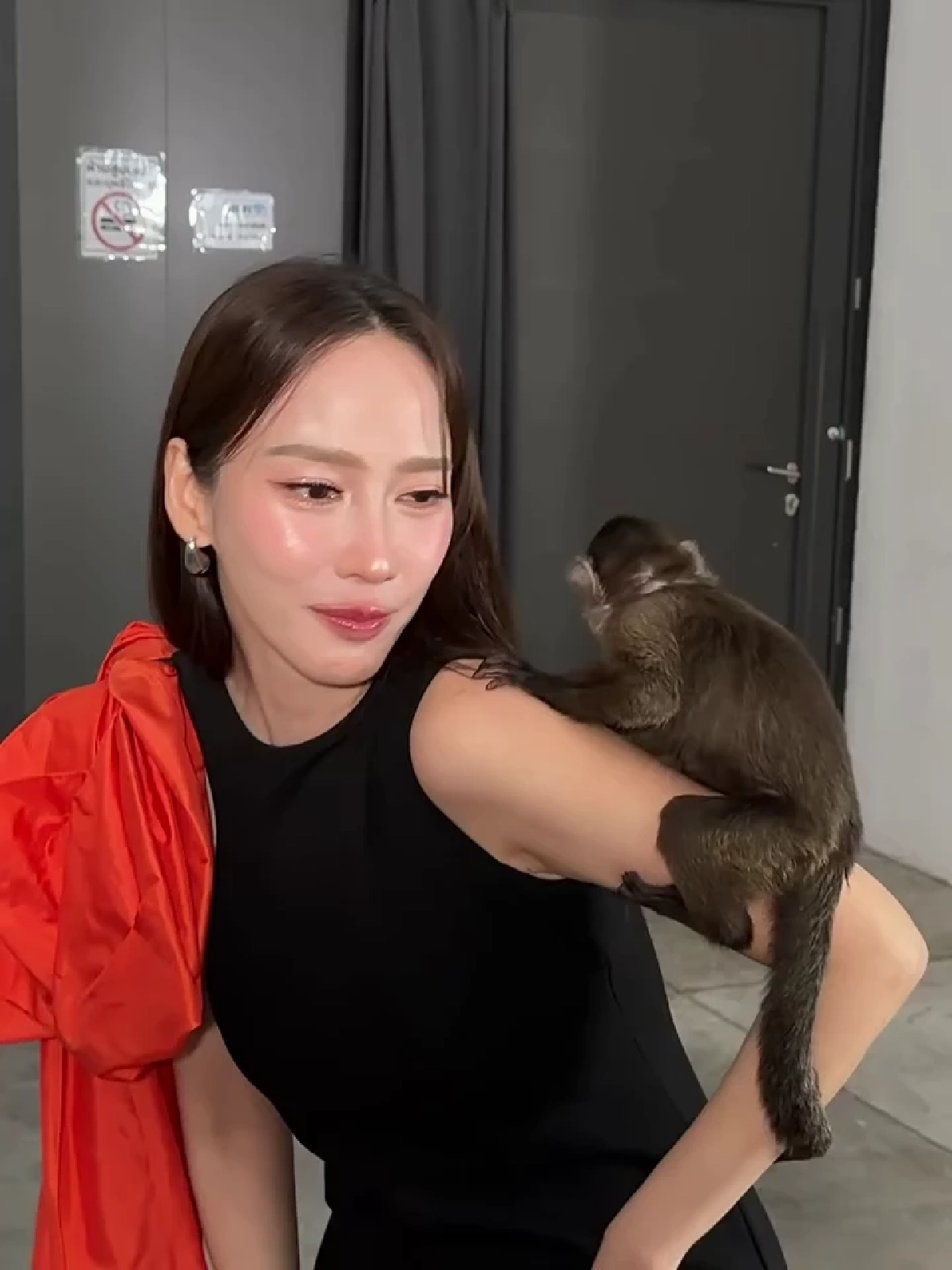 ซุปตาร์ยังตั้งหลักไม่ทัน “อั้ม พัชราภา” โดนลิงตัวน้อยเซอร์ไพรส์