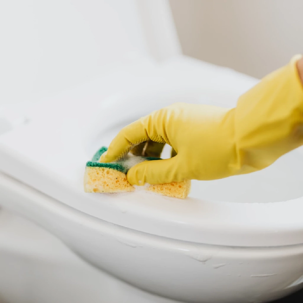 ส้วมพังไม่รู้ตัว! ทำไมไม่ควรใช้ น้ำยาล้างพื้นห้องน้ำ ล้างชักโครก