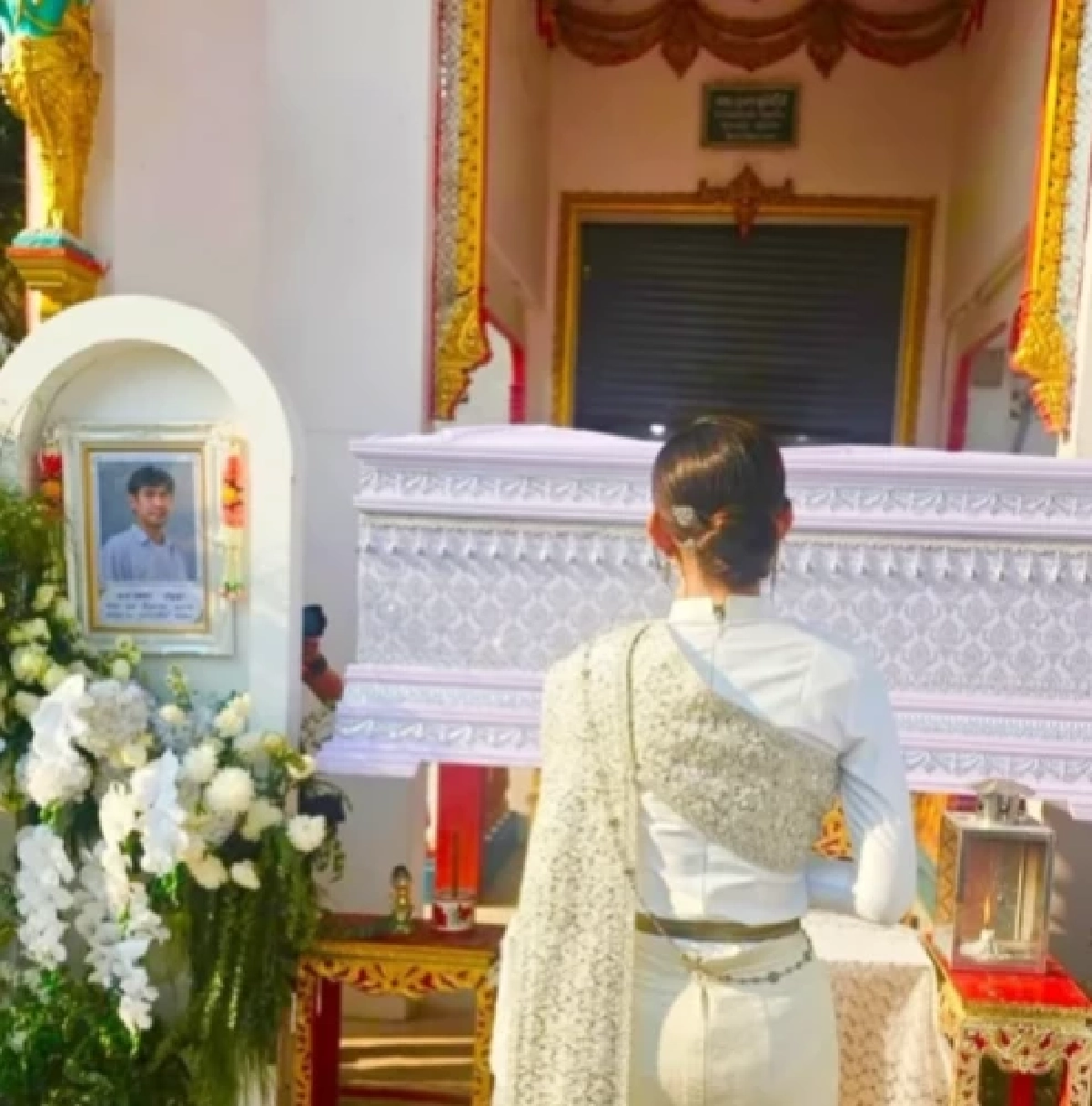 เศร้าว่าที่เจ้าสาว สวมชุดแต่งงานส่งเจ้าบ่าวครั้งสุดท้าย