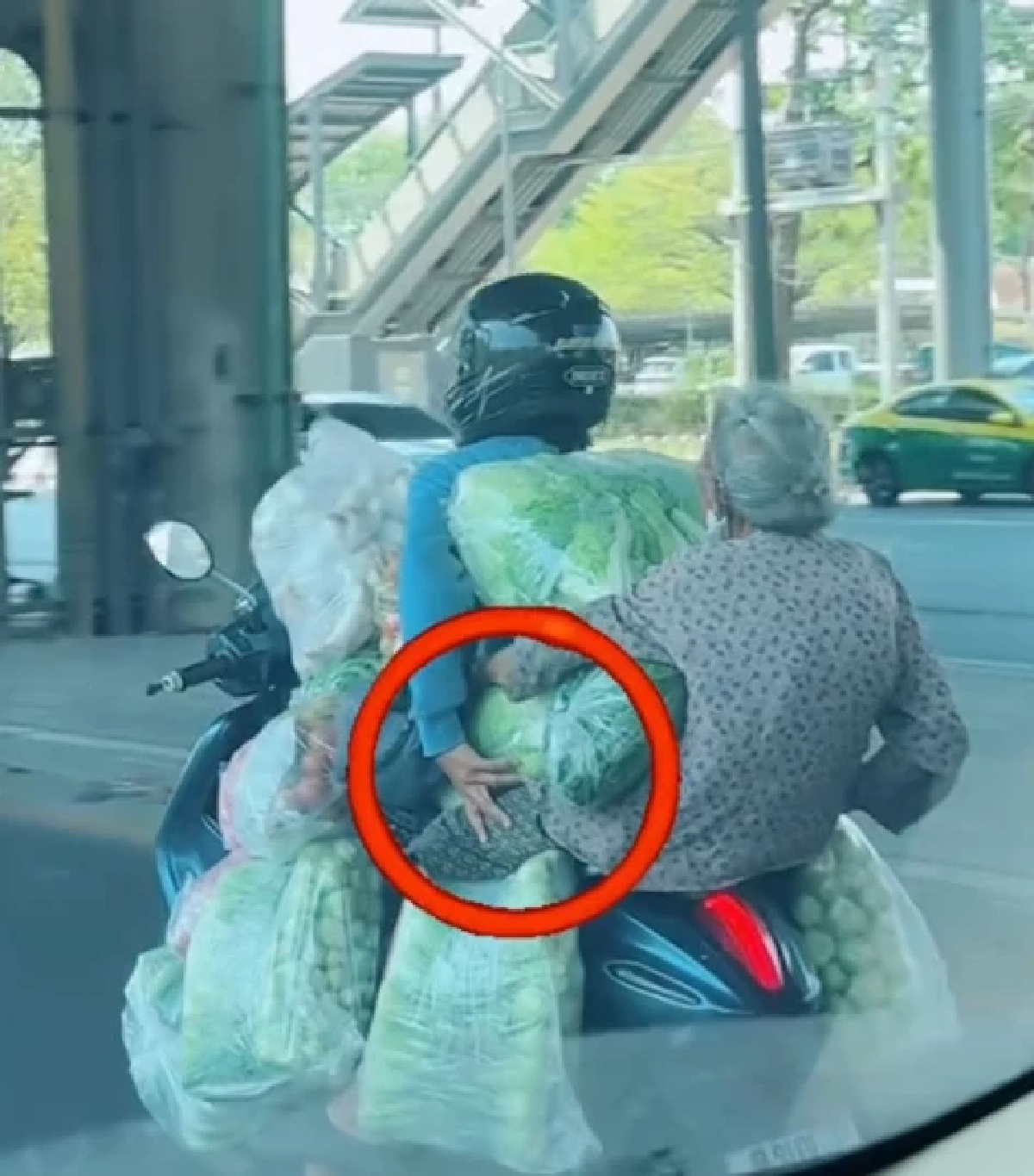 ยายสู้ชีวิต แบกผักนั่งรถจยย.ไปขาย ชาวเน็ตเห็นแห่เมนต์จำได้