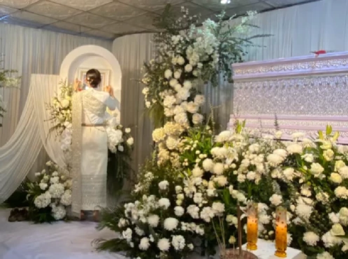 น้ำตาท่วม ว่าที่เจ้าสาวสวมชุดแต่งงาน ร้องเพลงส่งเจ้าบ่าวหน้าเมรุ