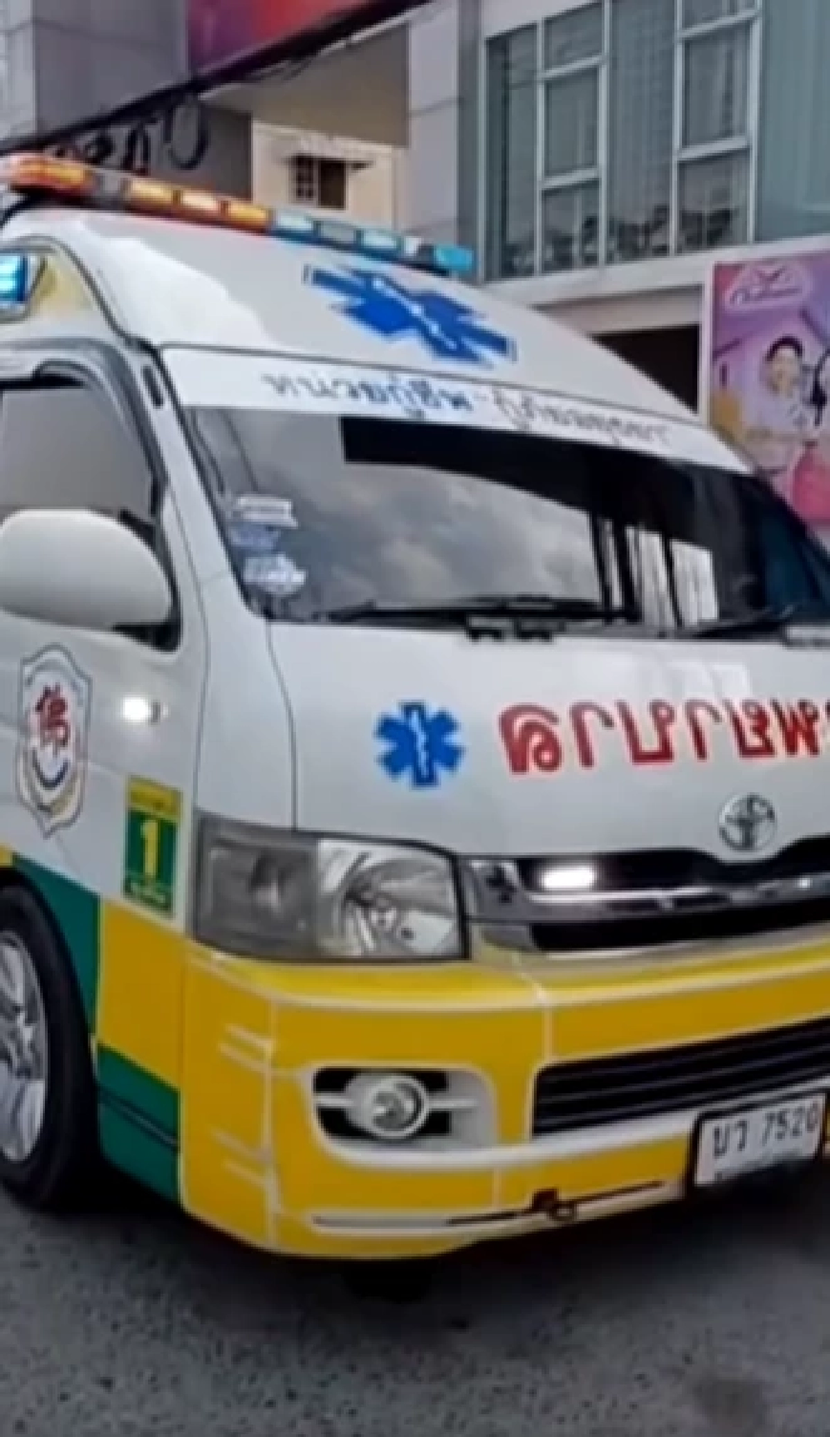 สาวสุดกลั้น คลอดฉุกเฉินกลางสามแยกไฟแดง ก่อนถึงโรงพยาบาล