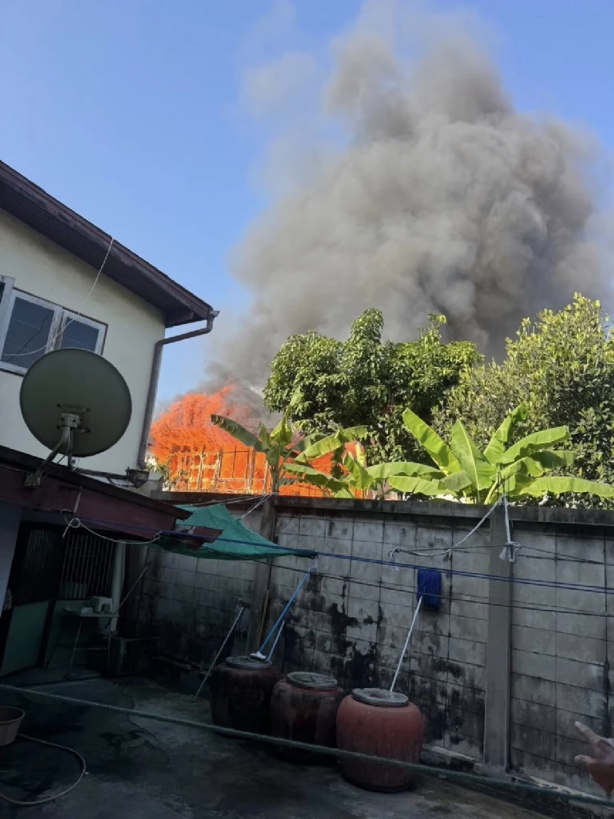 ไฟไหม้บ้านไม้ซอยราษฎร์บูรณะ 20 เสียหาย 2 หลัง บาดเจ็บ 1 ราย 