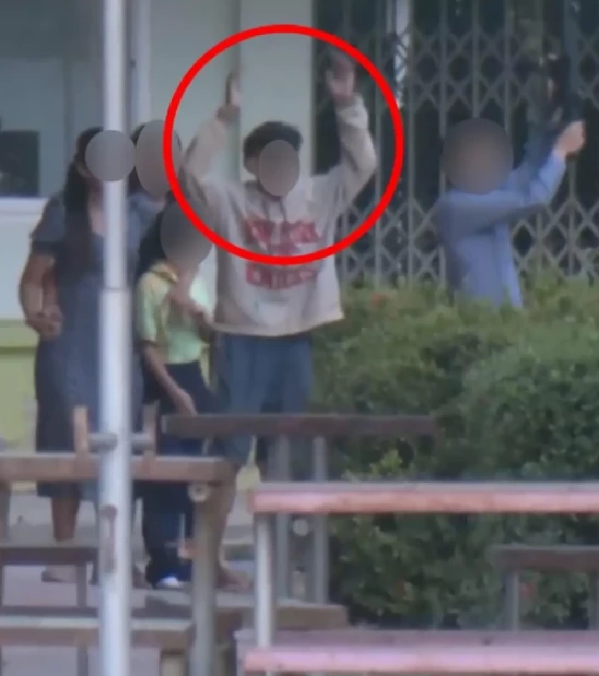 ถึงกับตกใจ ผลตรวจสารเสพติด ในร่างกาย หนุ่ม 18 บุกโรงเรียนพะตงฯ