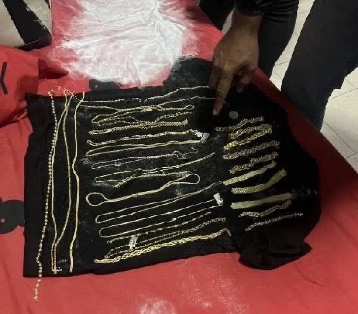 เปิดไทม์ไลน์ระทึก เยาวชน 15 บุกทุบกระจกชิงทอง ก่อนถูกจับข้ามภาค