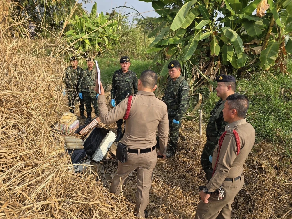 ฉก.ทัพเจ้าตาก กกล.ผาเมือง สกัดยาบ้าล็อตใหญ่ 6.2 แสนเม็ด