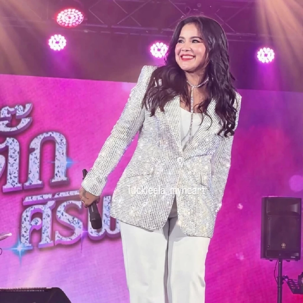  ฮือฮาทั้งโซเชียล! สาวสวยลุค 90s ที่แท้คือนักร้องดังระดับตำนาน