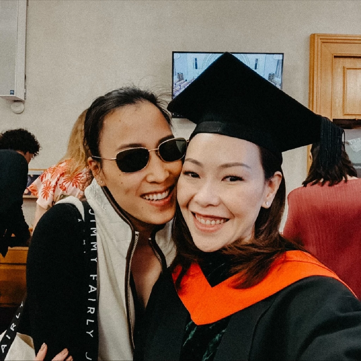 แห่หลุดโฟกัส สาวยืนข้าง "ต้นสน" ในวันอนุทินจดทะเบียนสมรส คือใคร