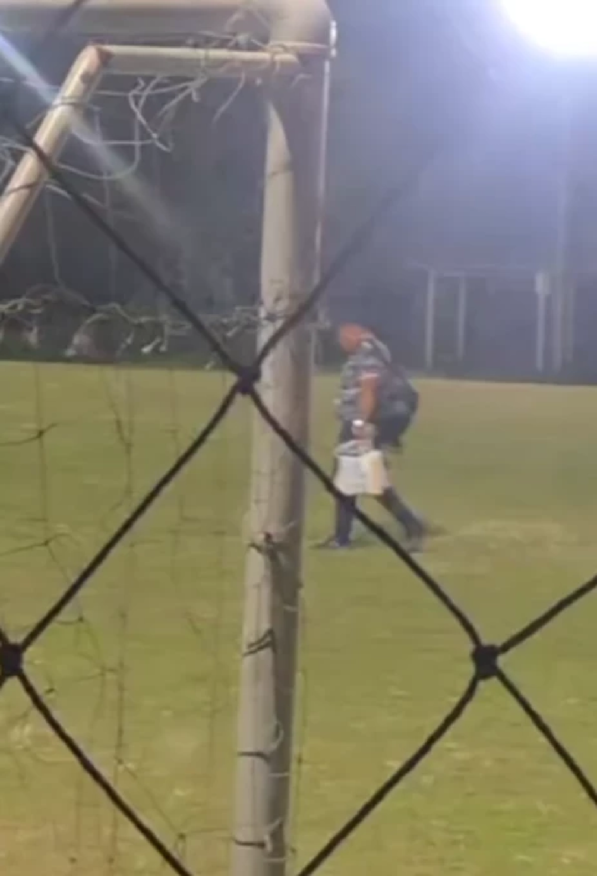 ลูกชายอาจารย์สกล เคลื่อนไหวล่าสุด หลังเห็นภาพพ่อแบกของกลับบ้าน