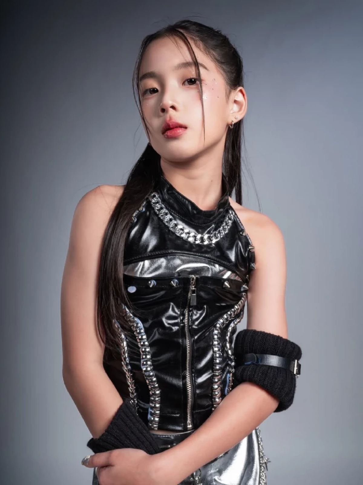 ลูกไม้หล่นไม่ไกลต้น ลูกสาวในวัย 10 ขวบ ลุคชุดหนังสวยเฉี่ยว