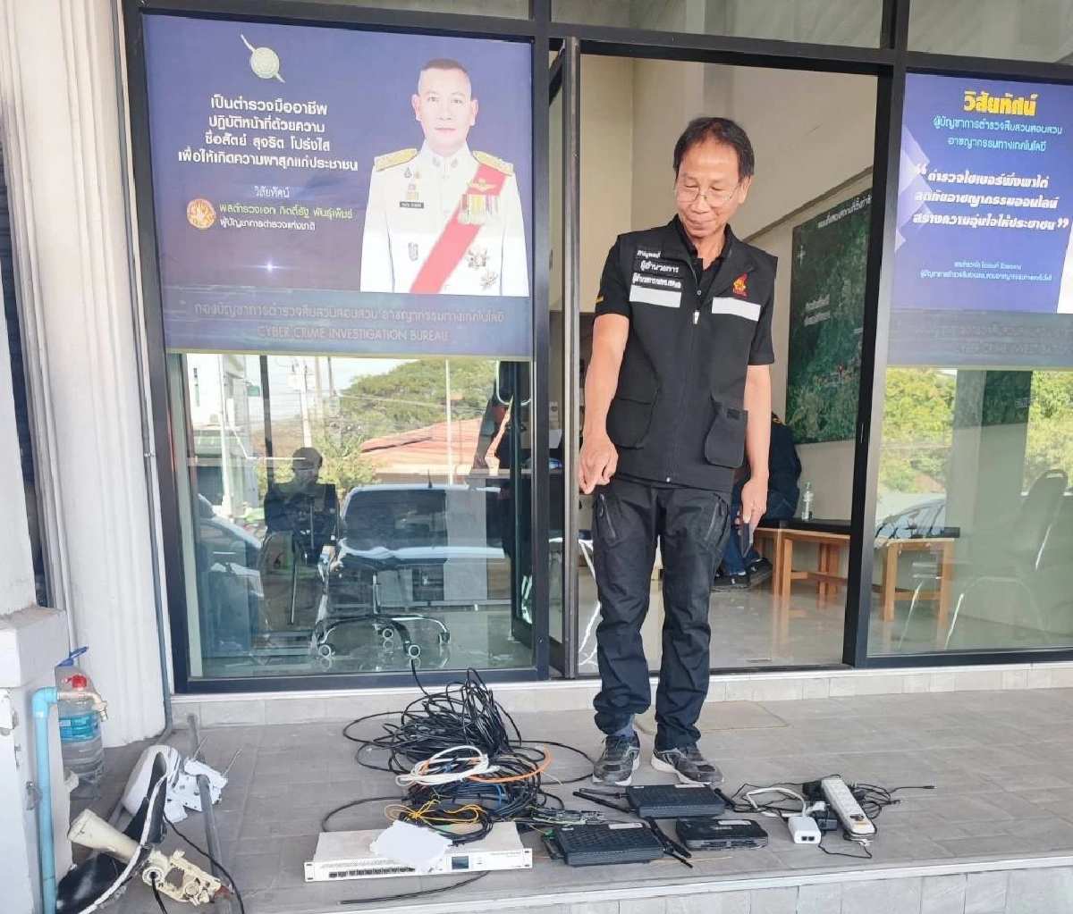 ตรวจค้นตึกแถว ลอบกระจายสัญญาณอินเทอร์เน็ตผิดกฎหมาย จ.ตาก
