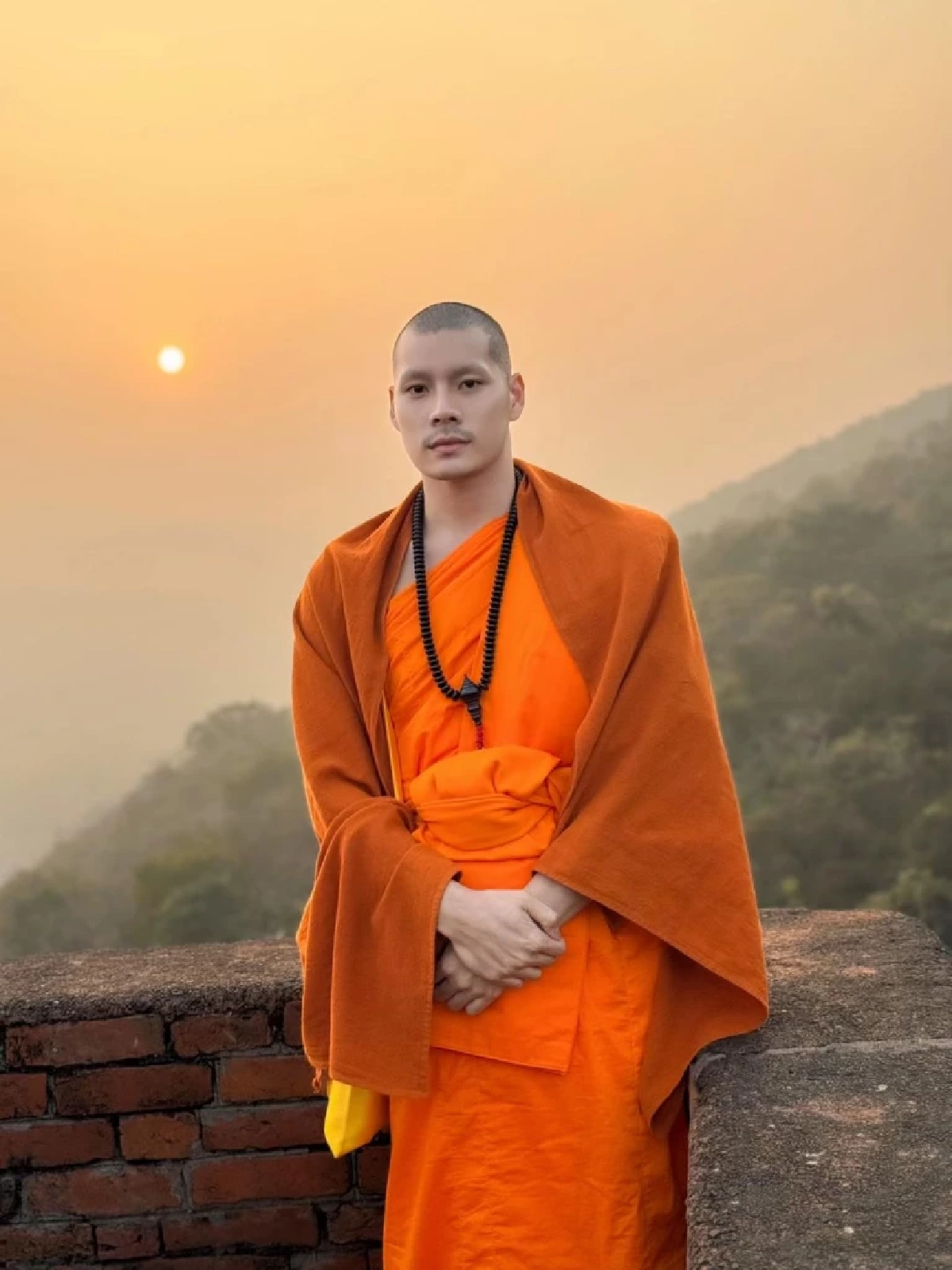 “พระศรัณย์” อุ้มลูกแมวหาบ้าน ทำโซเชียลแห่คอมเมนต์สนั่น