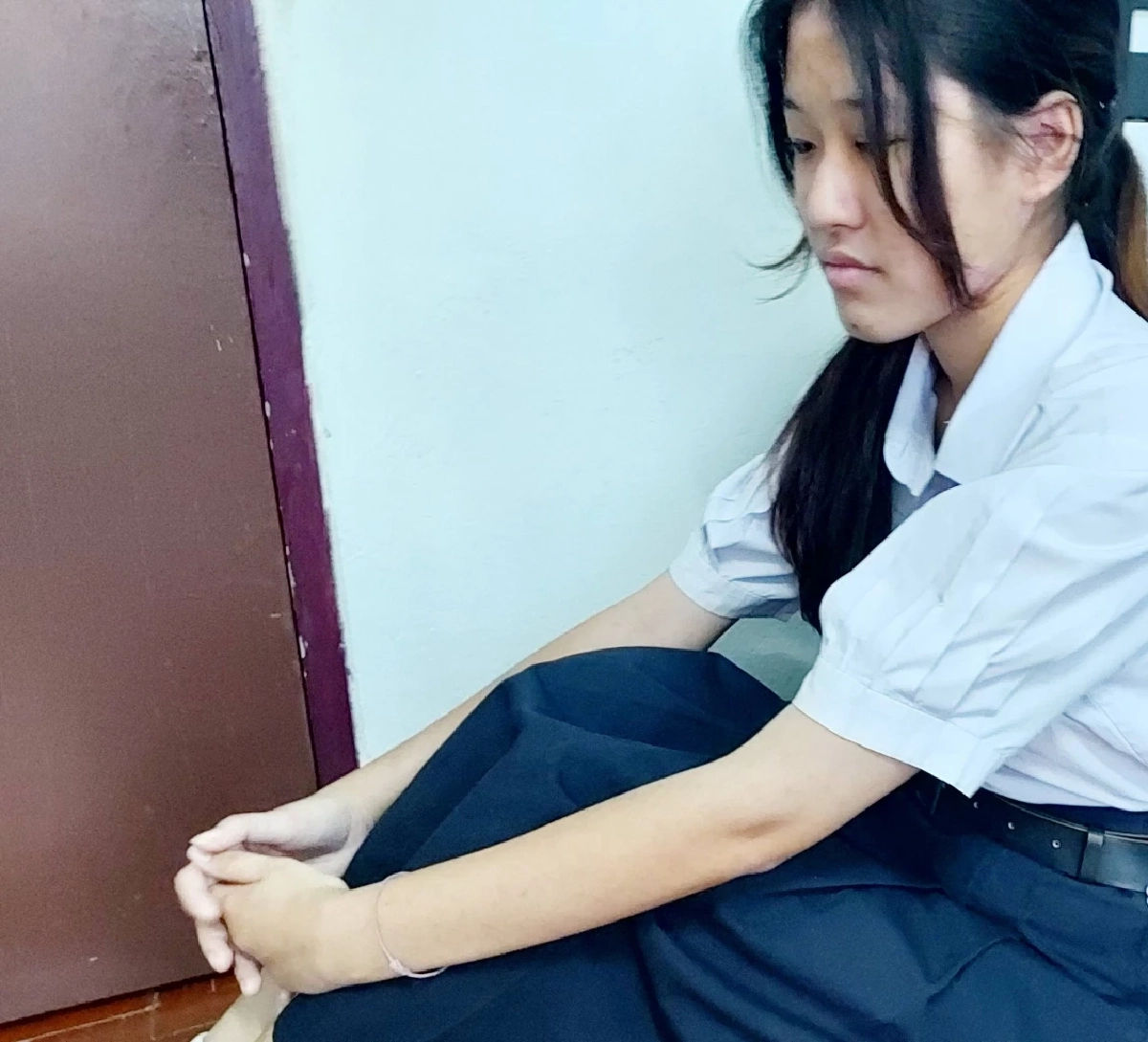 เปิดชีวิต นร.หญิงวัย17 ต้องกลายเป็นเสาหลัก ทำงานเลี้ยงพ่อ พี่สาว