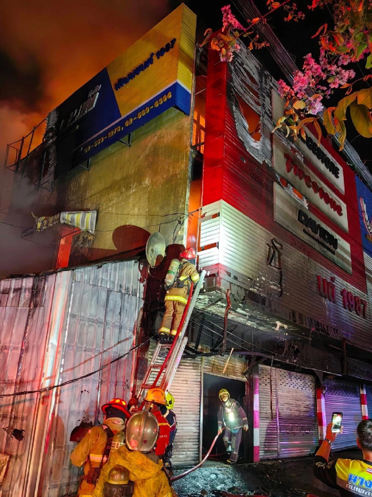 เร่งหาสาเหตุ ไฟไหม้ร้านยางรถยนต์ ซ.งามวงศ์วาน เสียหายวอดทั้งหลัง