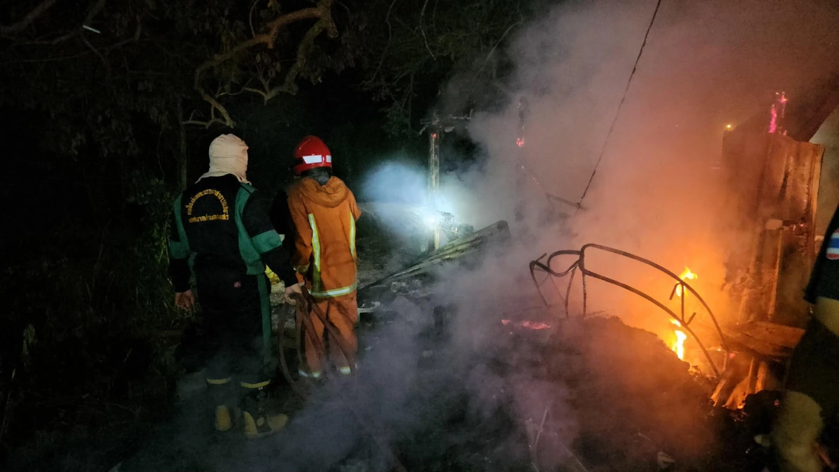 เพลิงไหม้บ้าน หนุ่มนามสกุลดัง วอดทั้งหลัง เสียหายครึ่งล้าน