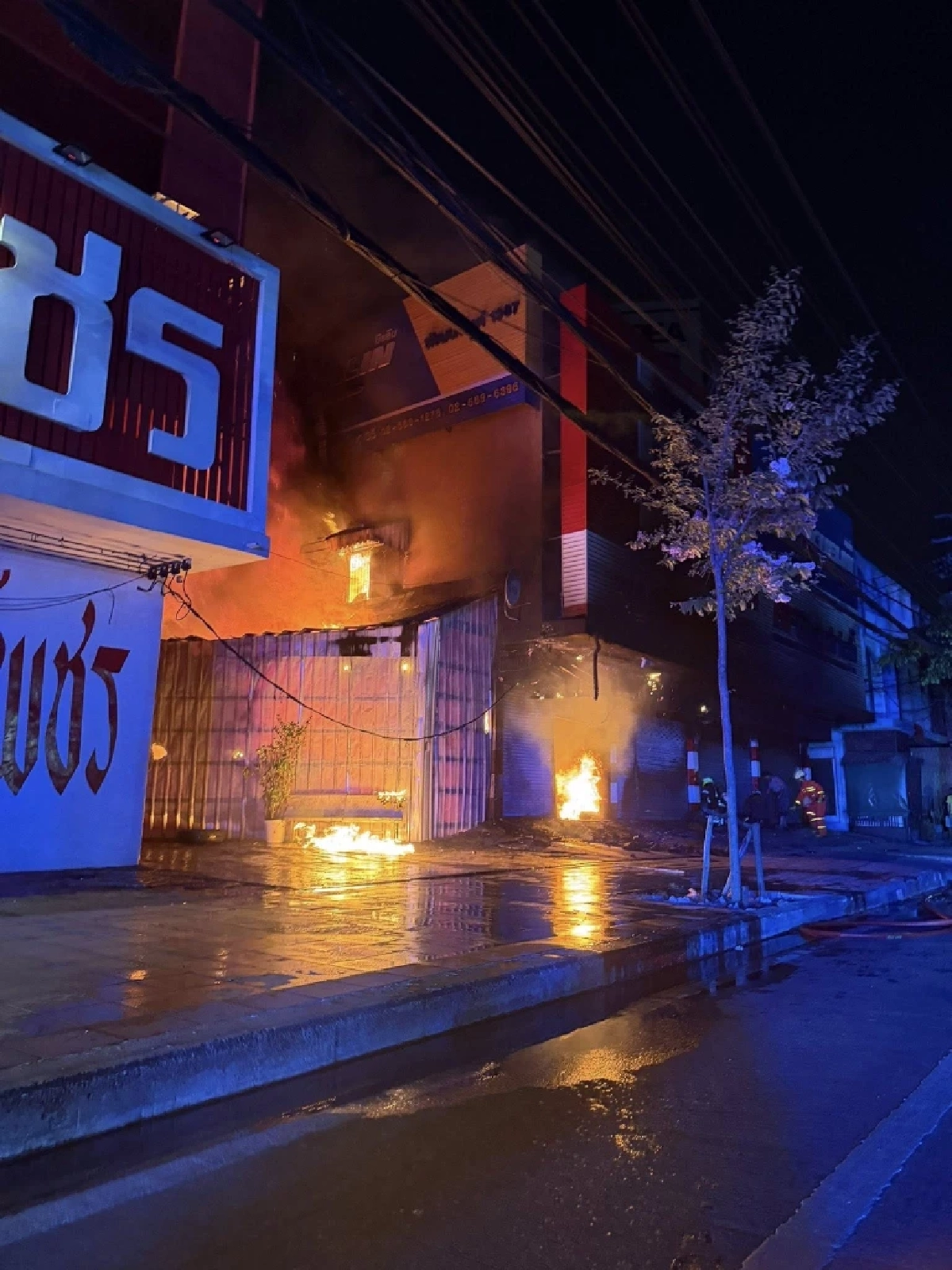 เร่งหาสาเหตุ ไฟไหม้ร้านยางรถยนต์ ซ.งามวงศ์วาน เสียหายวอดทั้งหลัง