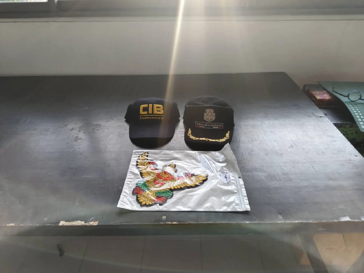 สกัดแก๊งคอลเซ็นเตอร์! ทิ้งของกลางคาชายแดนสระแก้ว พบหมวก CIB ปลอม