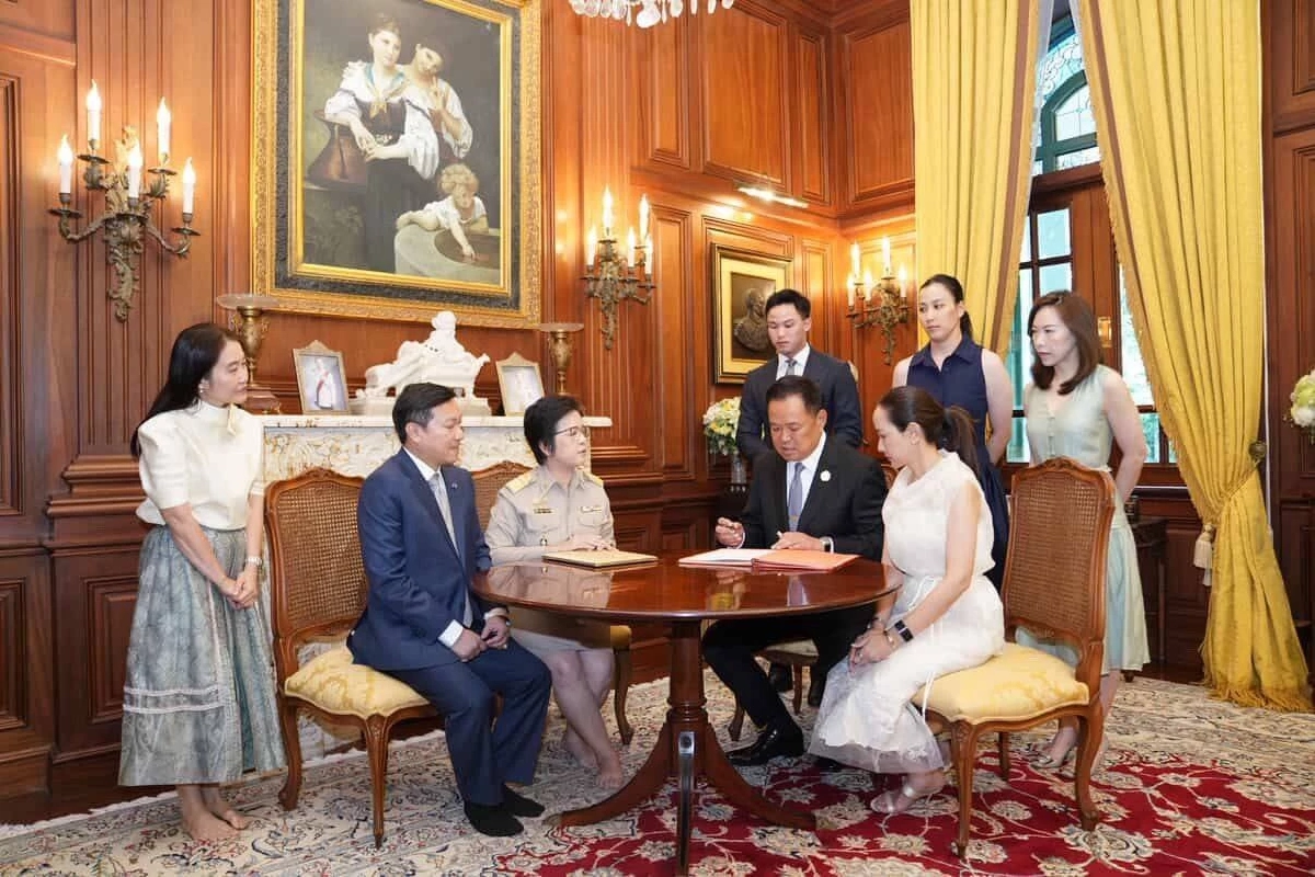 แห่หลุดโฟกัส สาวยืนข้าง "ต้นสน" ในวันอนุทินจดทะเบียนสมรส คือใคร