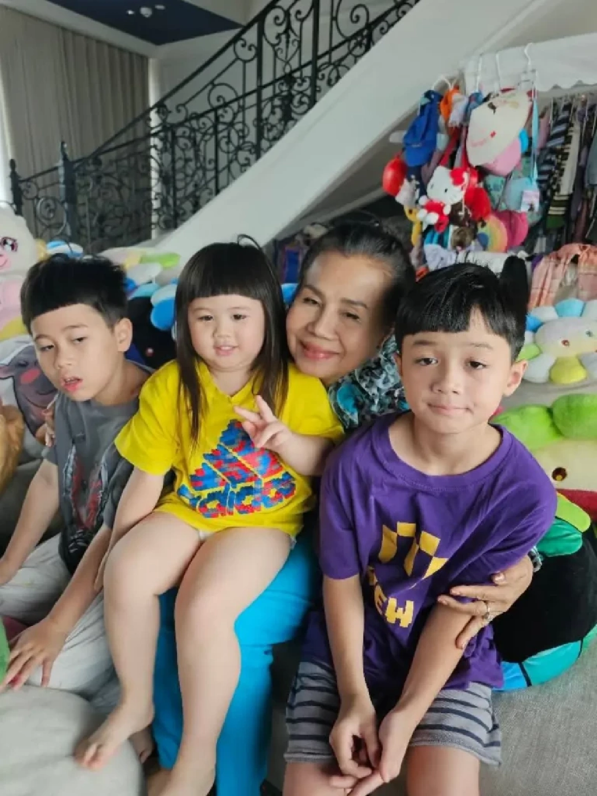 อินเทรนด์ไม่ไหว! “คุณยายหนิง” ห่มสไบรับรถใหม่ ป้ายแดงเลขงาม