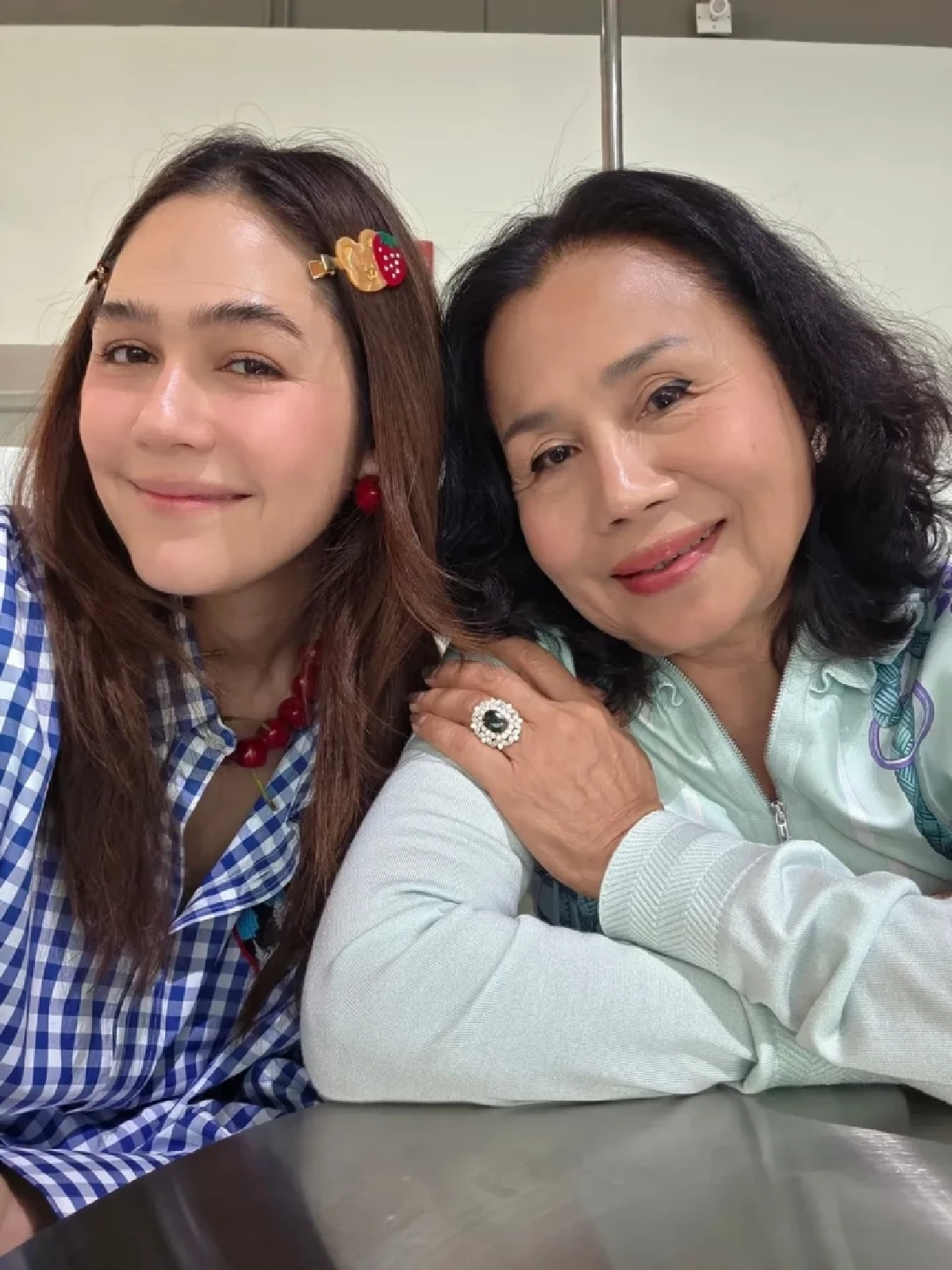 อินเทรนด์ไม่ไหว! “คุณยายหนิง” ห่มสไบรับรถใหม่ ป้ายแดงเลขงาม