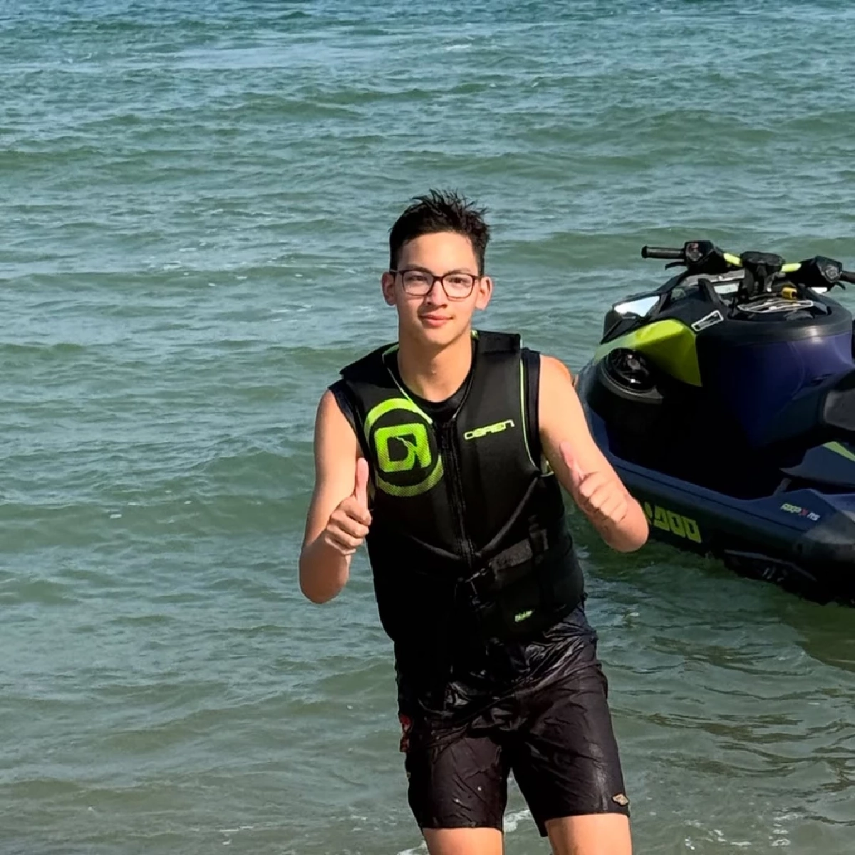  ลูกชายนักร้องดัง  หล่อทะลุเฟรม แม่แซวเอง “หัวกระไดบ้านไม่แห้ง”