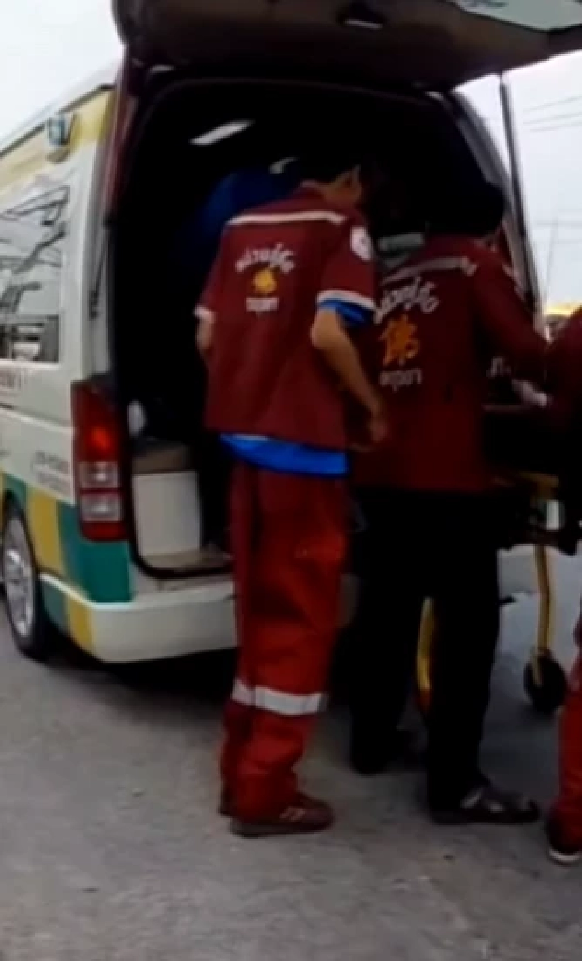 สาวสุดกลั้น คลอดฉุกเฉินกลางสามแยกไฟแดง ก่อนถึงโรงพยาบาล