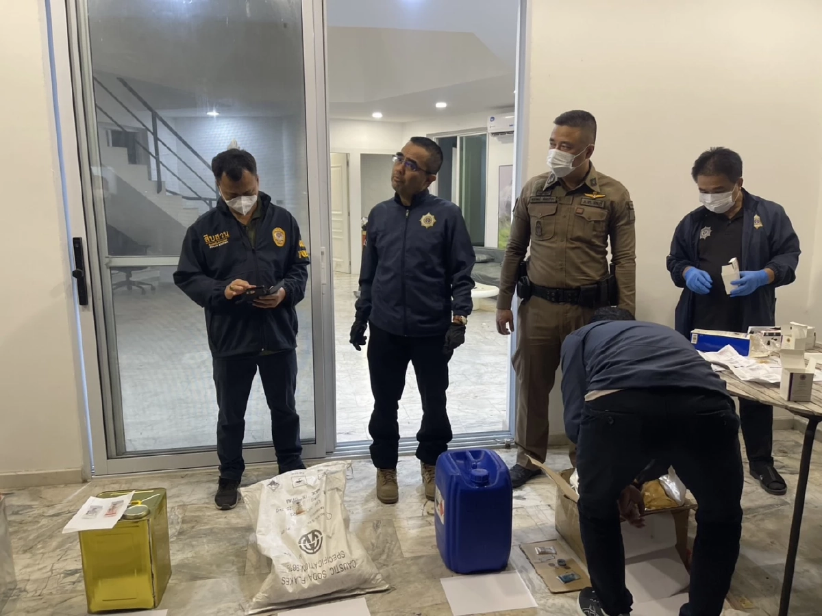 จับ 2 ชาวจีนซุกสารเคมีในบ้านบางละมุง ผลตรวจเบื้องต้นโยงยาเสพติด