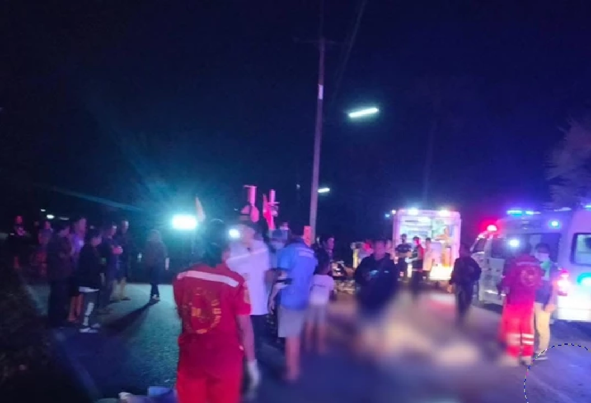 สลดใจ พ่อแม่ - ลูก ดับ 4 ชีวิต ขี่รถจักรยานยนต์พุ่งชนรถกระบะ