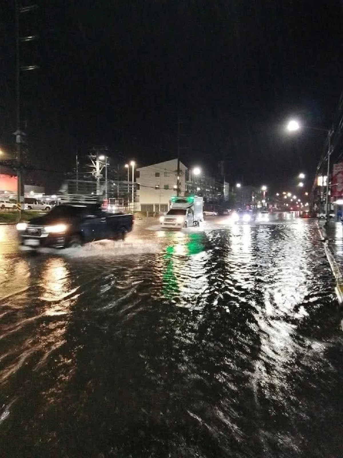 ฝนแรกถล่มยับ พายุฝนกระหน่ำจอมทอง บ้านเรือน-โรงพยาบาลอ่วม