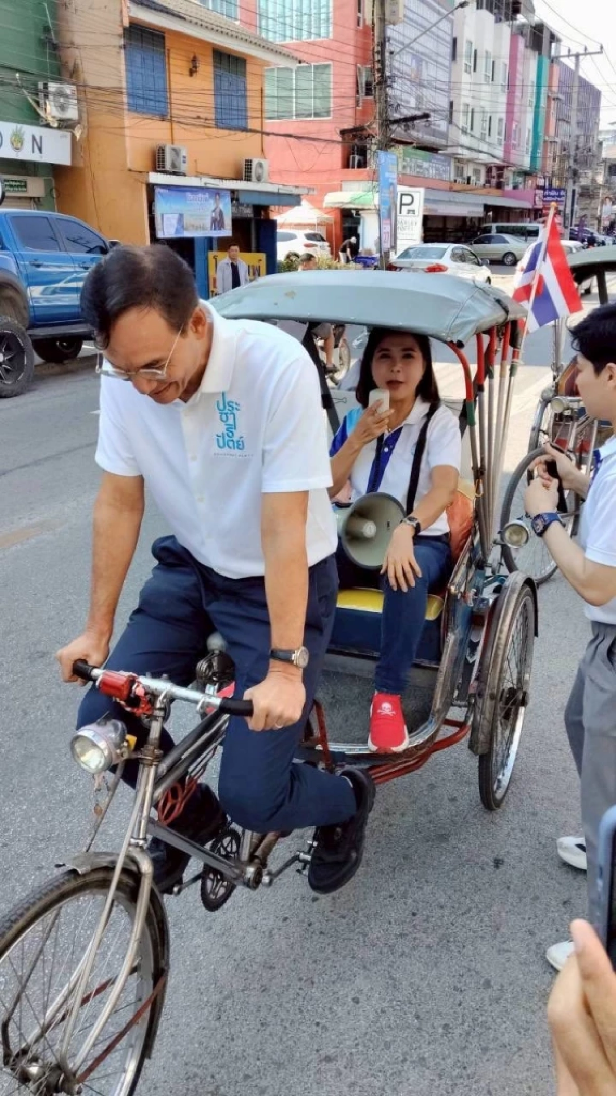 แห่ส่งกำลังใจ "ต๊ะ นารากร" ยอมรับตรงๆจิตตก หลังรู้ผลเลือกตั้ง