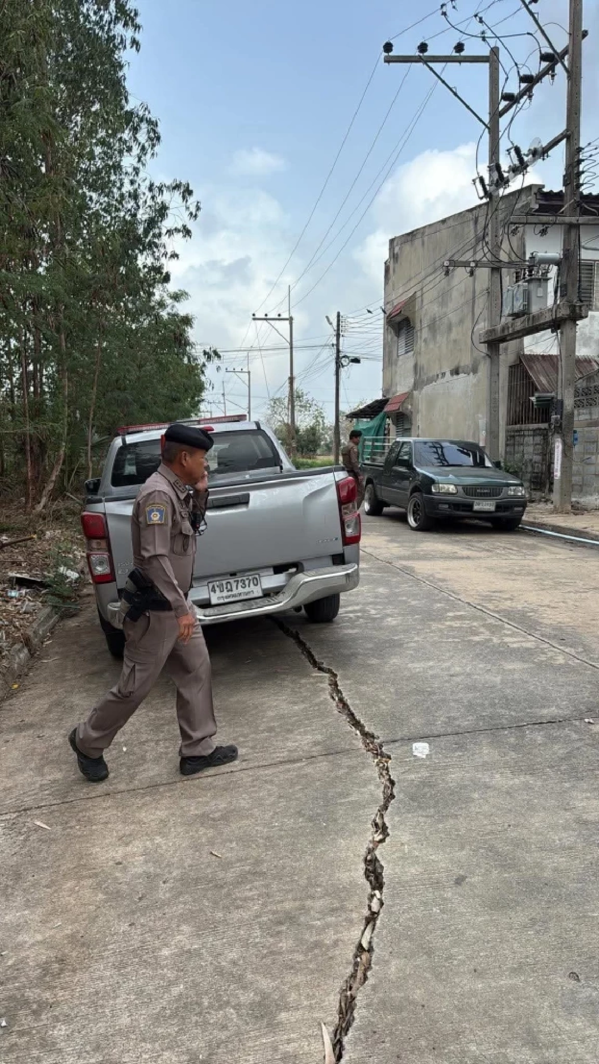 เผยอาชีพแท้จริง หนุ่มอาละวาดลาดหลุมแก้ว ตำรวจเร่งไล่ล่าตัว