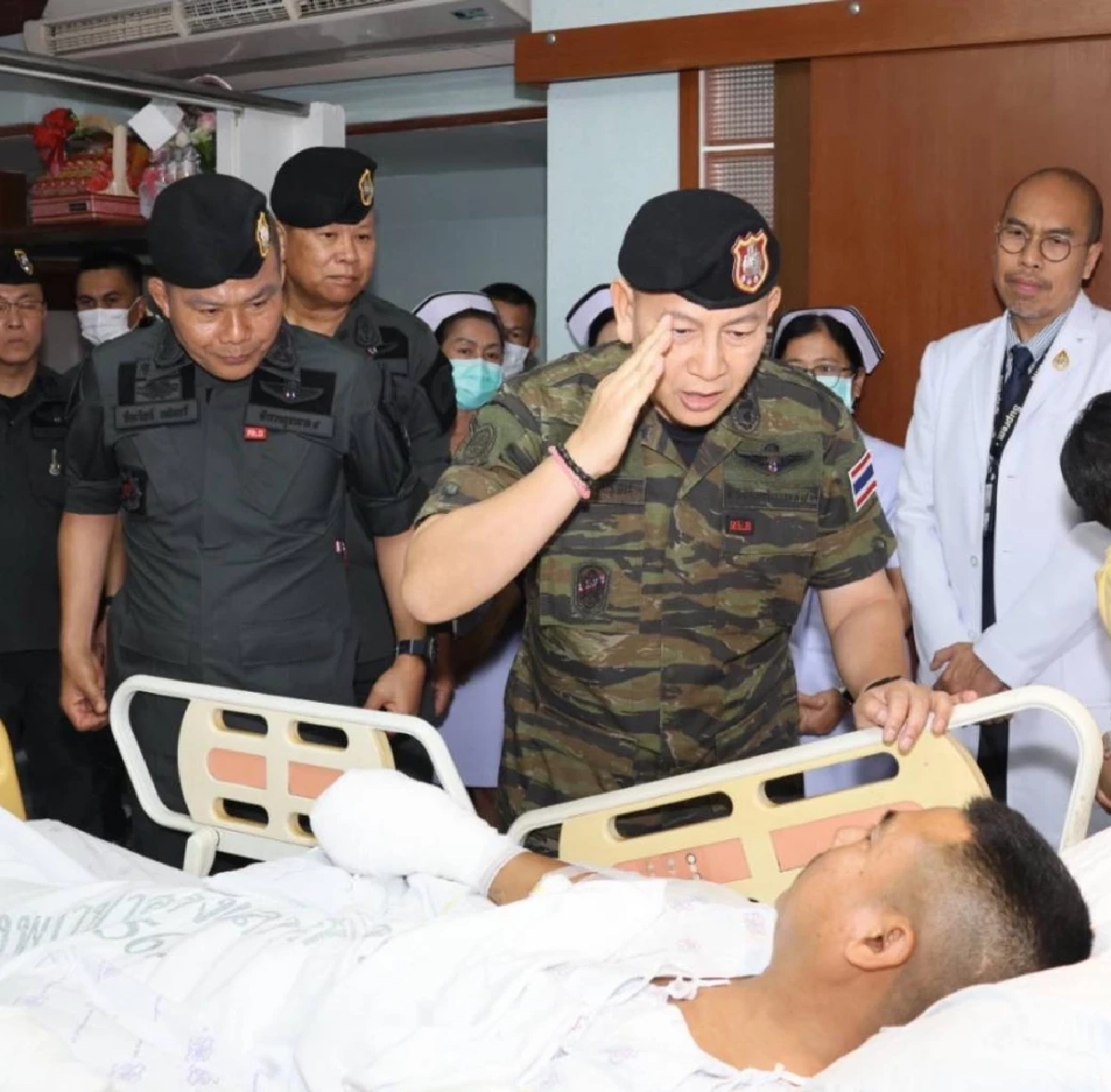 ผบ.ตร.เยี่ยมให้กำลังใจตำรวจ EOD บาดเจ็บจากการเข้าเก็บกู้ระเบิด