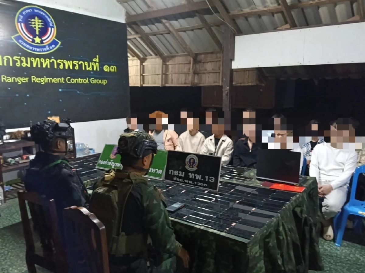 แตกตื่นกลางดึก! รวบ 16 ชาวจีนลอบเข้าไทย ยึดมือถือ 266 เครื่อง
