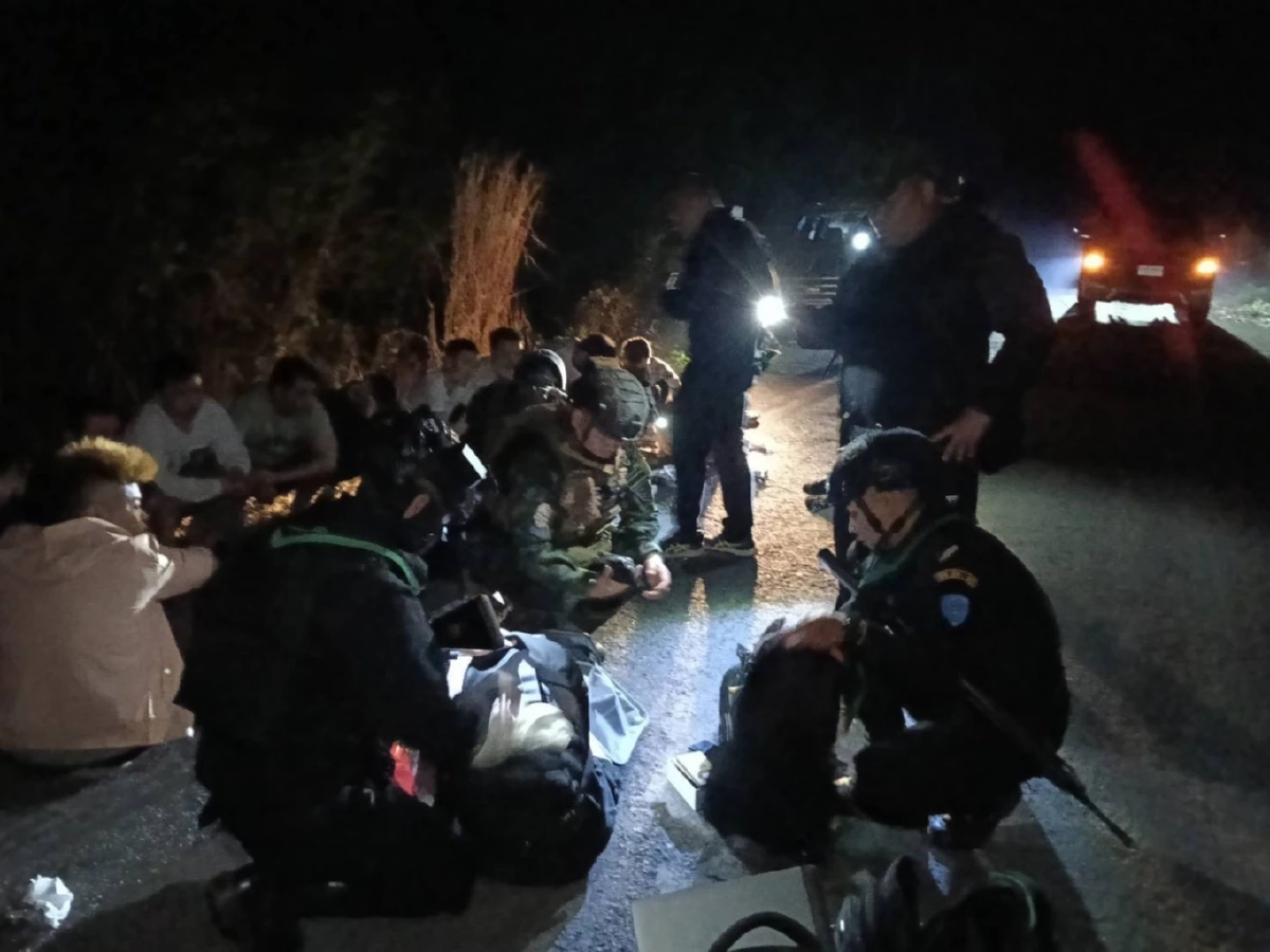 แตกตื่นกลางดึก! รวบ 16 ชาวจีนลอบเข้าไทย ยึดมือถือ 266 เครื่อง