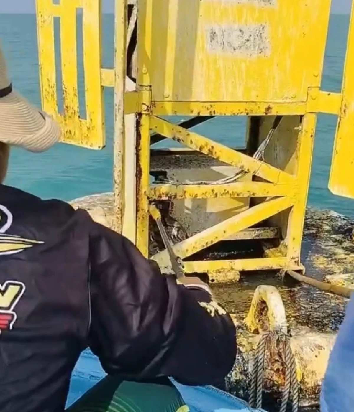 ทุกชีวิตมีค่า ไต๋เรือพัทยาช่วยงูเหลือมยักษ์ติดทุ่นกลางทะเล