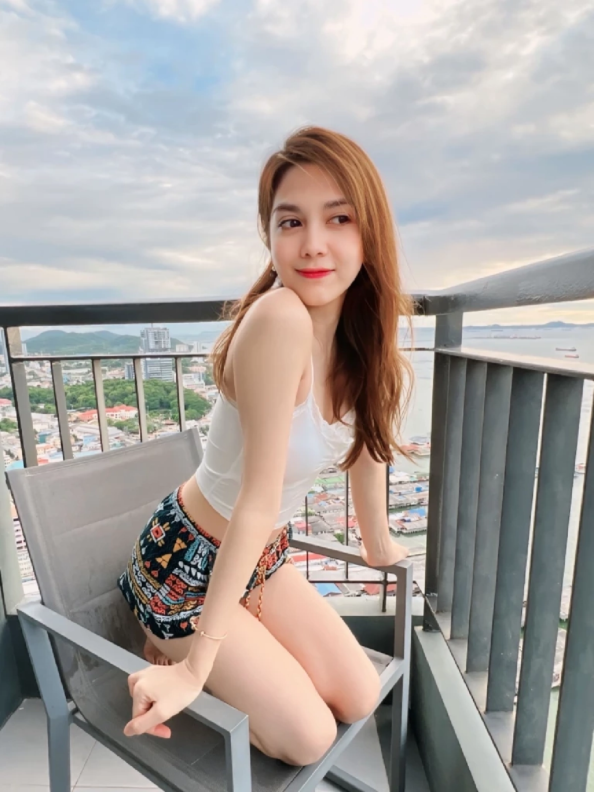 ไม่ได้เห็นบ่อย! “พั้นช์ วรกาญจน์” มาโหมดแซ่บ ซีทรูนุ่งสั้น