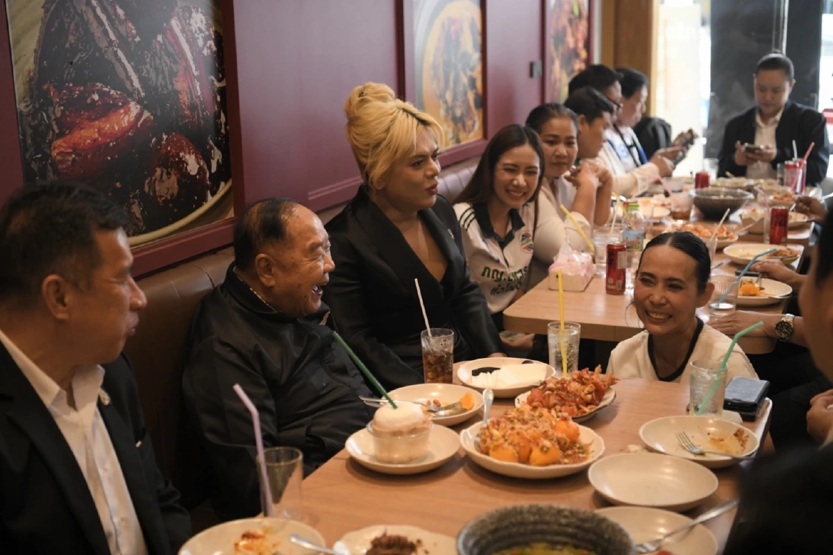 ขายาวสะเทือนโซเชียล! “เอ ศุภชัย” ควง “ลุงป้อม” ถ่ายคลิปสุดพีก