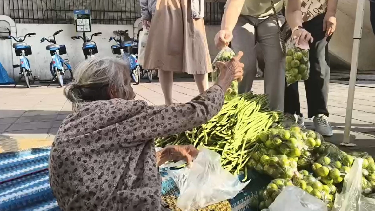 ยายขายผักสู้ชีวิต ได้ที่ขายใหม่ ไม่ต้องขายบนสะพานลอยแล้ว