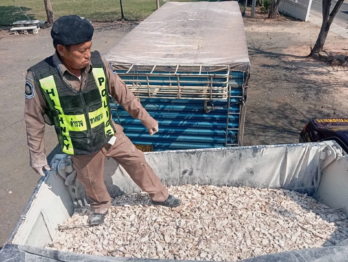 ตร.บุรีรัมย์สกัดพ่วงมันเส้น ลอบขนเกินโควตา ยึดของกลางกว่า 2 แสน