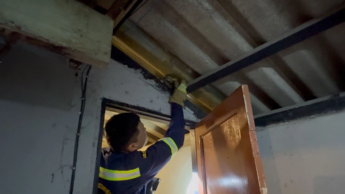 บุกจับงูเหลือมตัวเท่าแขนซุกหลังคาห้องน้ำร้านอาหารย่านบางพลี