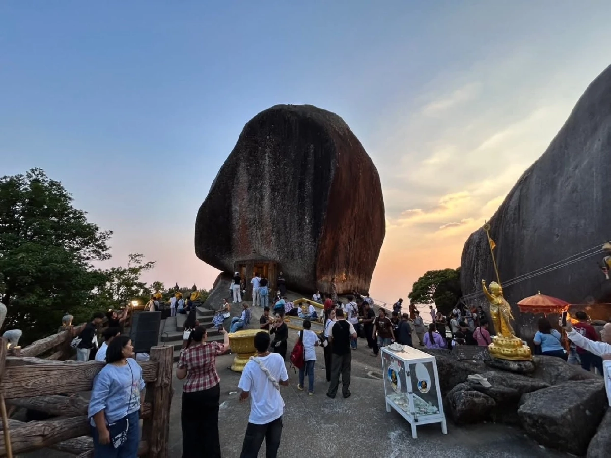 เขาคิชฌกูฏคึกคัก ผู้แสวงบุญหลั่งไหลกราบรอยพระพุทธบาท