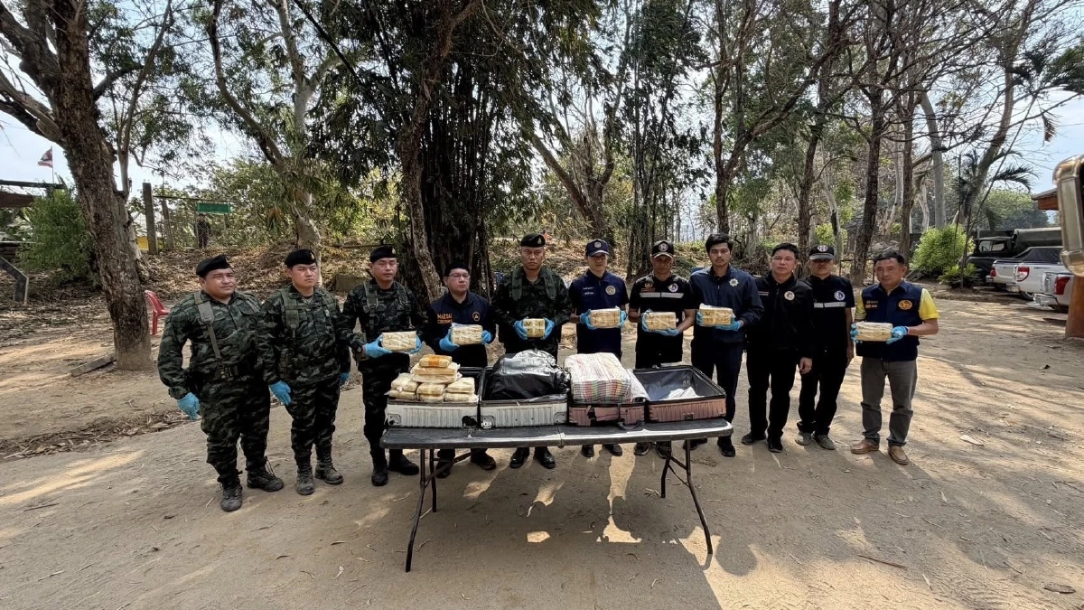 กกล.ผาเมืองยึดยาบ้า 6.2 แสนเม็ด ซุกกระเป๋าทิ้งพงหญ้าชายแดน