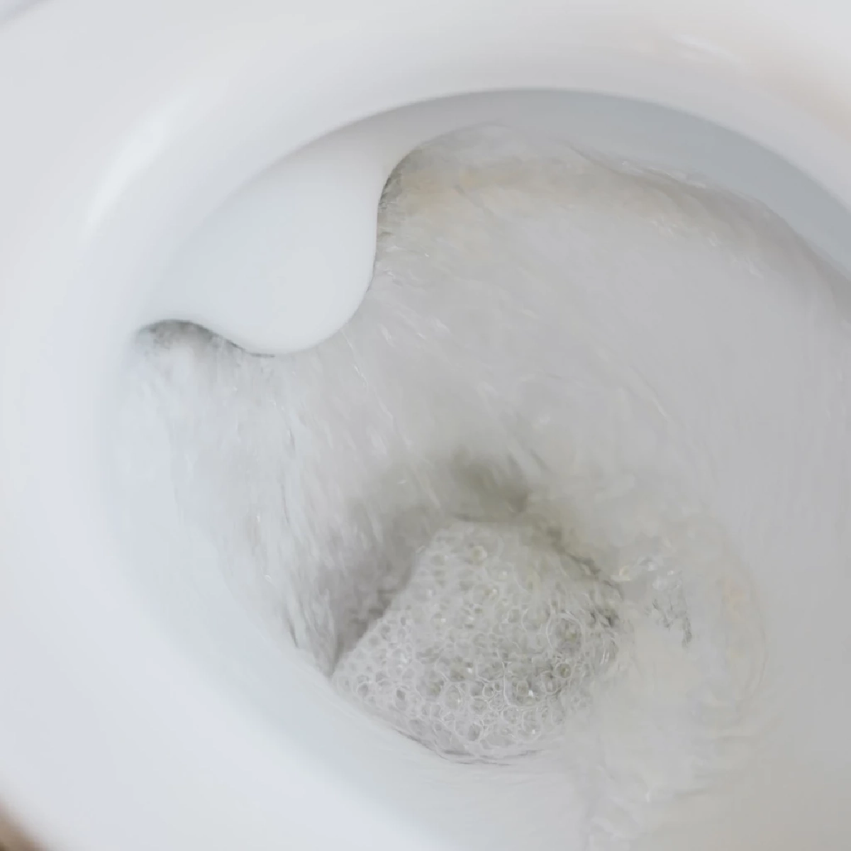 ส้วมพังไม่รู้ตัว! ทำไมไม่ควรใช้ น้ำยาล้างพื้นห้องน้ำ ล้างชักโครก