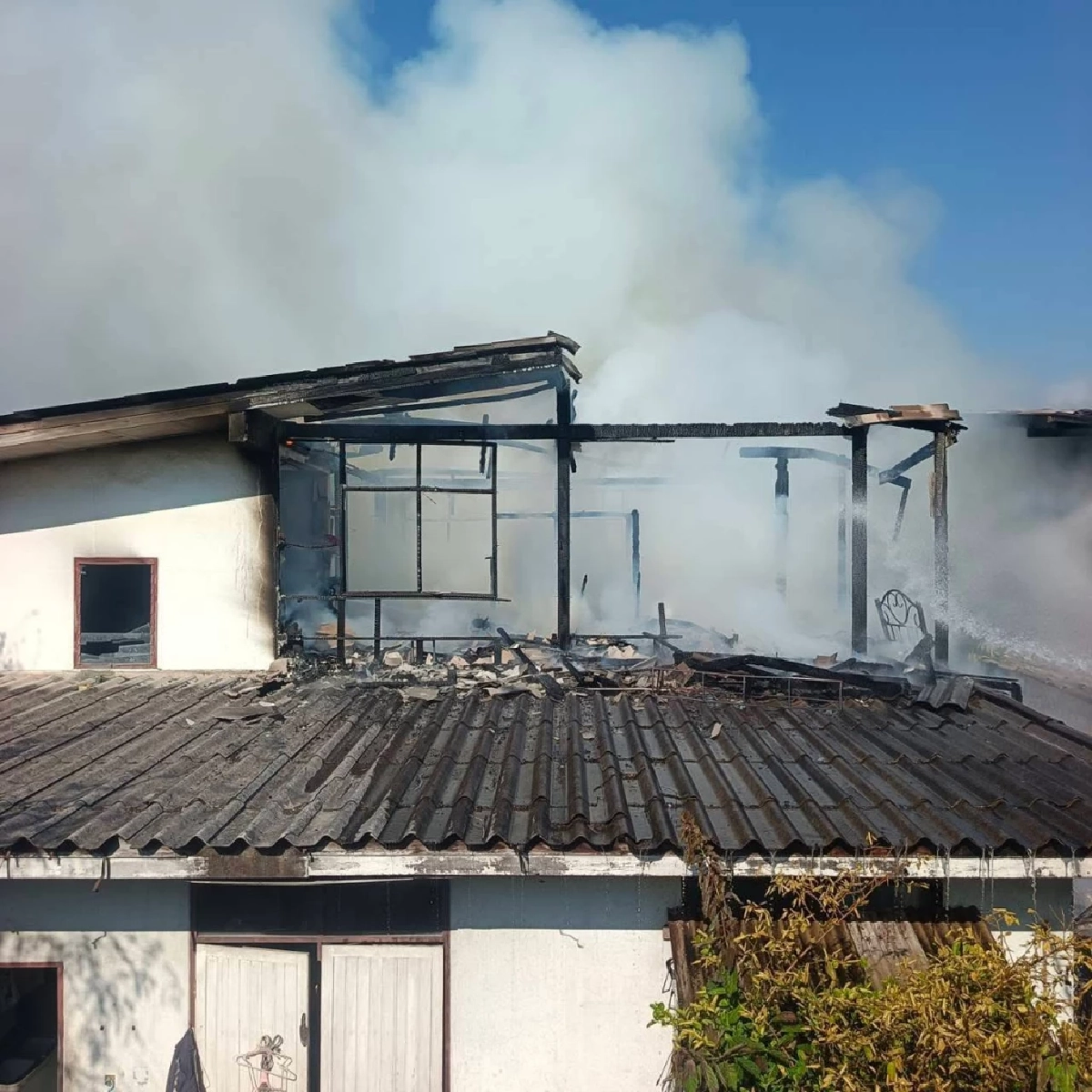 ไฟไหม้บ้านไม้ซอยราษฎร์บูรณะ 20 เสียหาย 2 หลัง บาดเจ็บ 1 ราย 